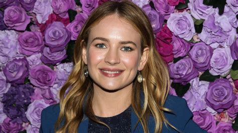 Britt Robertson Is Married! See the Pics From Her Desert。